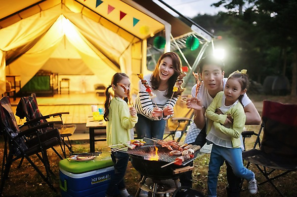 포토 JPG 주간 전신 라이프스타일 여자 남자 어린이 음식 가족 안기 모션 엄마 한국 텐트 육류 서기 미소 들기 사람 동양인 소녀 여러명 성인 야외 30대 화목 캠핑 한국인 가족라이프 아빠 바비큐 굽기 쌍둥이 캠핑장 즐거움 자매 강원도 꼬치구이 양양군 국내포토 자연요소 감정 아시아 다수 컨셉 식재료 관계 레저 표정 캠핑도구 인종 생활 장년 꼬치 구이 파일형식