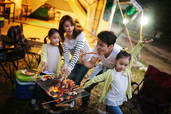 포토 JPG 주간 라이프스타일 여자 남자 어린이 음식 가족 모션 엄마 한국 텐트 육류 서기 들기 사람 동양인 소녀 여러명 상반신 성인 야외 앞모습 30대 화목 캠핑 한국인 가족라이프 아빠 바비큐 굽기 먹기 쌍둥이 캠핑장 즐거움 자매 강원도 꼬치구이 양양군 국내포토 자연요소 감정 아시아 뷰포인트 다수 컨셉 식재료 관계 레저 캠핑도구 인종 생활 장년 꼬치 구이 파일형식