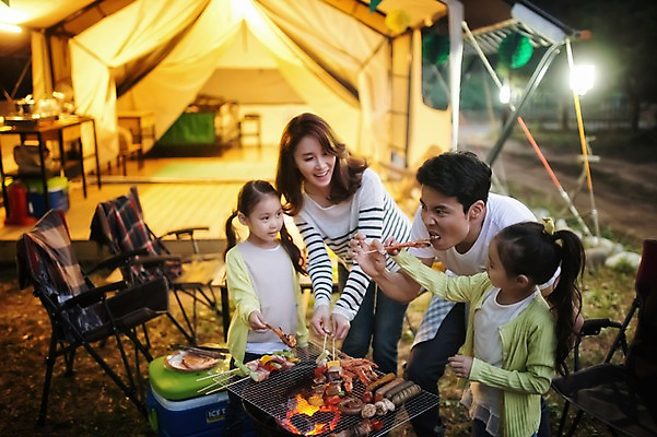 포토 JPG 주간 라이프스타일 여자 남자 어린이 음식 가족 모션 엄마 한국 텐트 서기 들기 사람 동양인 소녀 여러명 상반신 성인 야외 앞모습 30대 화목 캠핑 한국인 가족라이프 꼬치 아빠 바비큐 굽기 먹기 쌍둥이 캠핑장 즐거움 자매 강원도 꼬치구이 양양군 국내포토 자연요소 감정 아시아 뷰포인트 다수 컨셉 관계 레저 캠핑도구 인종 생활 장년 구이 파일형식