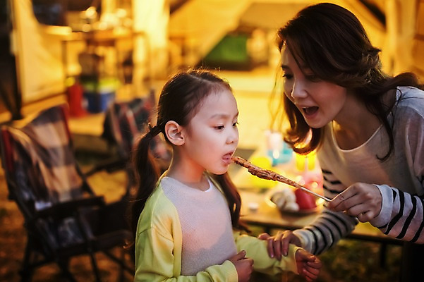포토 JPG 주간 라이프스타일 여자 어린이 음식 가족 모션 모녀 엄마 한국 텐트 들기 사람 동양인 소녀 성인 야외 두명 앞모습 30대 화목 캠핑 한국인 가족라이프 바비큐 굽기 먹기 먹여주기 캠핑장 즐거움 강원도 꼬치구이 양양군 여자만 국내포토 자연요소 딸 감정 아시아 뷰포인트 컨셉 관계 레저 캠핑도구 인종 생활 장년 꼬치 구이 파일형식