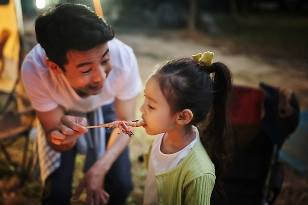 포토 JPG 주간 라이프스타일 여자 남자 딸 어린이 음식 가족 모션 한국 텐트 서기 들기 사람 동양인 소녀 상반신 성인 야외 두명 앞모습 30대 화목 캠핑 한국인 가족라이프 아빠 바비큐 먹기 먹여주기 캠핑장 즐거움 강원도 꼬치구이 양양군 부녀 국내포토 자연요소 감정 아시아 뷰포인트 컨셉 관계 레저 캠핑도구 인종 생활 장년 꼬치 구이 파일형식