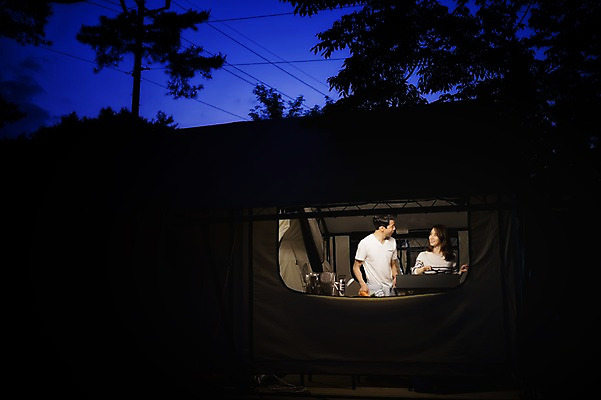 포토 JPG 라이프스타일 부부 여자 남자 모션 한국 텐트 요리 서기 사람 동양인 상반신 성인 야외 두명 앞모습 30대 어둠 캠핑 한국인 야간 캠핑장 강원도 양양군 부부라이프 장년만 성인만 국내포토 자연요소 커플 아시아 뷰포인트 레저 캠핑도구 인종 생활 장년 파일형식
