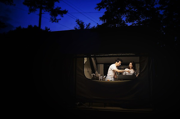 포토 JPG 라이프스타일 부부 여자 남자 모션 한국 텐트 요리 서기 사람 동양인 상반신 성인 야외 두명 앞모습 30대 어둠 캠핑 한국인 야간 캠핑장 강원도 양양군 부부라이프 장년만 성인만 국내포토 자연요소 커플 아시아 뷰포인트 레저 캠핑도구 인종 생활 장년 파일형식