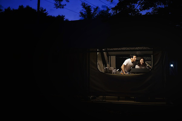 포토 JPG 라이프스타일 부부 여자 남자 모션 한국 텐트 요리 서기 사람 동양인 상반신 성인 야외 두명 앞모습 30대 어둠 캠핑 한국인 야간 캠핑장 강원도 양양군 부부라이프 장년만 성인만 국내포토 자연요소 커플 아시아 뷰포인트 레저 캠핑도구 인종 생활 장년 파일형식