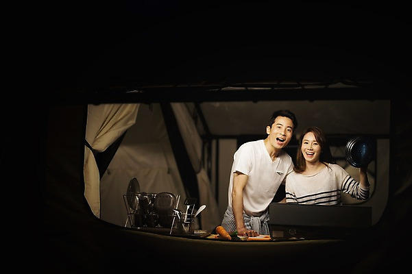 포토 JPG 라이프스타일 부부 여자 남자 모션 주방용품 한국 텐트 요리 서기 사람 동양인 상반신 성인 야외 두명 앞모습 30대 어둠 캠핑 한국인 야간 캠핑장 강원도 양양군 부부라이프 장년만 성인만 국내포토 자연요소 커플 아시아 뷰포인트 생활용품 레저 캠핑도구 인종 생활 장년 파일형식