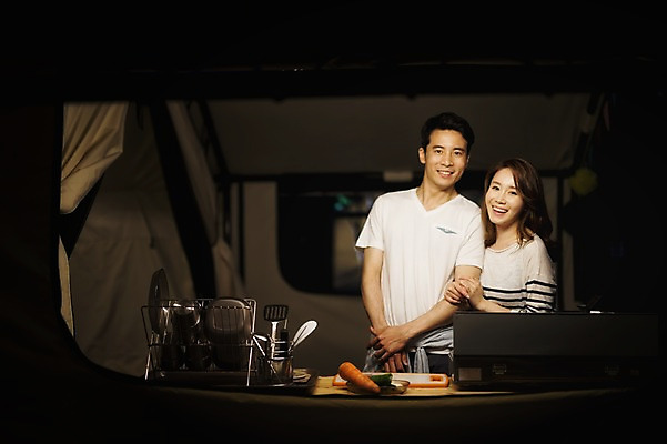 포토 JPG 라이프스타일 부부 여자 남자 모션 한국 텐트 요리 서기 사람 동양인 상반신 성인 야외 두명 앞모습 30대 팔짱 어둠 다정 캠핑 한국인 야간 캠핑장 강원도 양양군 부부라이프 장년만 성인만 국내포토 자연요소 커플 아시아 뷰포인트 컨셉 레저 캠핑도구 인종 생활 장년 파일형식