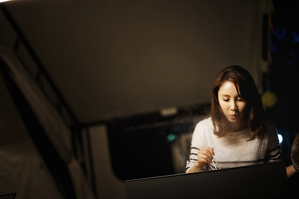 포토 JPG 라이프스타일 여자 음식 가족 모션 한국 텐트 한명 서기 사람 동양인 상반신 성인 야외 앞모습 30대 캠핑 한국인 가족라이프 야간 먹기 캠핑장 강원도 양양군 여자만 여자한명만 성인여자만 성인한명만 성인여자한명만 장년만 장년여자만 장년여자한명만 성인만 국내포토 자연요소 1 아시아 뷰포인트 관계 레저 캠핑도구 인종 생활 장년 파일형식