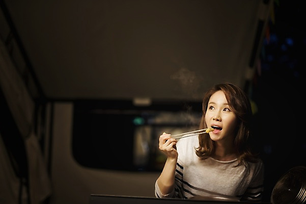 포토 JPG 라이프스타일 여자 음식 젓가락 가족 모션 한국 텐트 한명 서기 들기 사람 동양인 상반신 성인 야외 앞모습 30대 캠핑 한국인 가족라이프 야간 먹기 캠핑장 강원도 양양군 여자만 여자한명만 성인여자만 성인한명만 성인여자한명만 장년만 장년여자만 장년여자한명만 성인만 국내포토 자연요소 1 아시아 뷰포인트 관계 레저 수저 캠핑도구 인종 생활 장년 파일형식