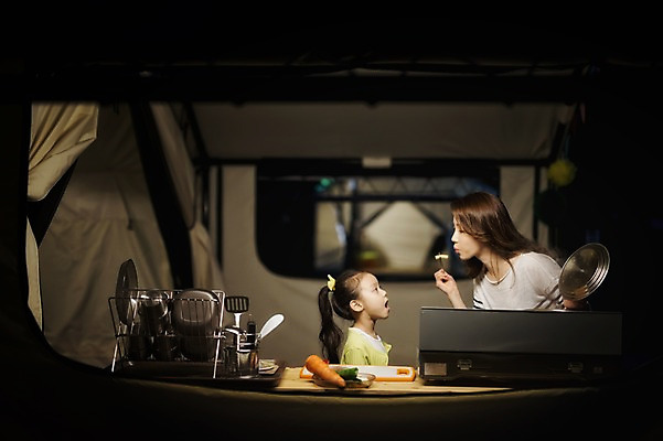 포토 JPG 라이프스타일 여자 어린이 음식 가족 모션 모녀 엄마 한국 텐트 서기 들기 사람 동양인 소녀 상반신 성인 야외 두명 30대 캠핑 한국인 가족라이프 야간 먹여주기 캠핑장 강원도 양양군 여자만 국내포토 자연요소 딸 아시아 관계 레저 캠핑도구 인종 생활 장년 먹기 파일형식