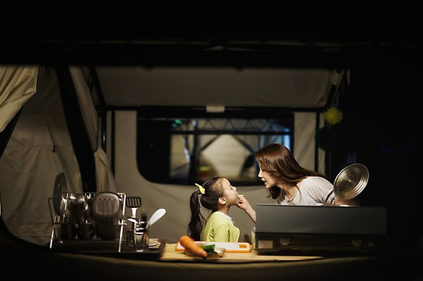 포토 JPG 라이프스타일 여자 어린이 음식 가족 모션 모녀 엄마 주방용품 한국 텐트 서기 들기 사람 동양인 소녀 상반신 성인 야외 두명 30대 캠핑 한국인 가족라이프 야간 먹여주기 캠핑장 강원도 양양군 여자만 국내포토 자연요소 딸 아시아 생활용품 관계 레저 캠핑도구 인종 생활 장년 먹기 파일형식