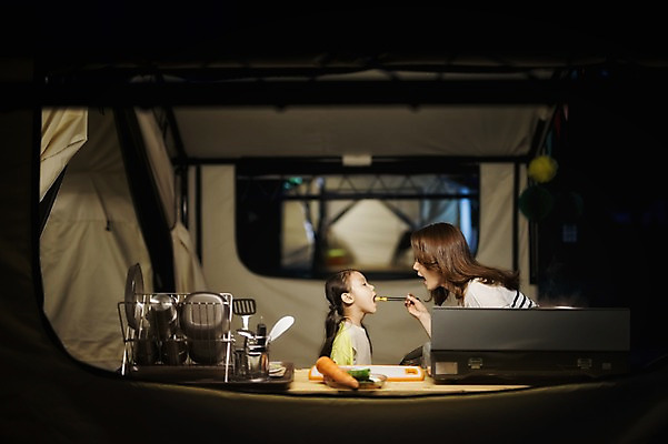 포토 JPG 라이프스타일 여자 어린이 음식 가족 모션 모녀 엄마 주방용품 한국 텐트 서기 들기 사람 동양인 소녀 상반신 성인 야외 두명 30대 캠핑 한국인 가족라이프 야간 먹여주기 캠핑장 강원도 양양군 여자만 국내포토 자연요소 딸 아시아 생활용품 관계 레저 캠핑도구 인종 생활 장년 먹기 파일형식