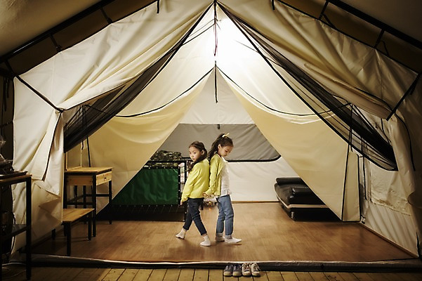 포토 JPG 전신 라이프스타일 여자 어린이라이프 어린이 장난 모션 놀이 한국 텐트 서기 사람 동양인 소녀 야외 두명 옆모습 캠핑 한국인 등맞대기 야간 쌍둥이 캠핑장 자매 강원도 양양군 여자만 어린이만 국내포토 자연요소 아시아 뷰포인트 가족 레저 캠핑도구 인종 생활 파일형식