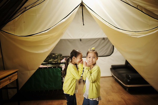 포토 JPG 라이프스타일 여자 어린이라이프 어린이 장난 모션 놀이 한국 텐트 서기 미소 사람 동양인 소녀 상반신 야외 두명 옆모습 캠핑 한국인 야간 쌍둥이 캠핑장 자매 강원도 양양군 여자만 어린이만 국내포토 자연요소 아시아 뷰포인트 가족 레저 표정 캠핑도구 인종 생활 파일형식