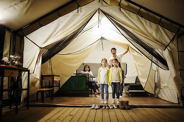 포토 JPG 전신 라이프스타일 여자 남자 어린이 가족 모션 엄마 한국 텐트 서기 사람 앉기 동양인 소녀 여러명 성인 야외 앞모습 30대 화목 캠핑 한국인 가족라이프 아빠 야간 쌍둥이 캠핑장 즐거움 자매 강원도 양양군 국내포토 자연요소 감정 아시아 뷰포인트 다수 컨셉 관계 레저 캠핑도구 인종 생활 장년 파일형식