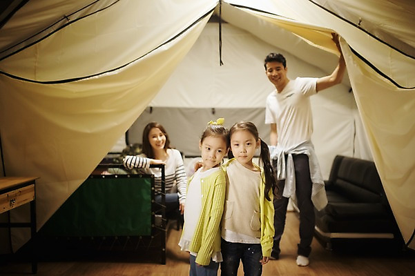 포토 JPG 라이프스타일 여자 남자 어린이 가족 모션 엄마 한국 텐트 서기 미소 사람 앉기 동양인 소녀 여러명 상반신 성인 야외 앞모습 30대 화목 캠핑 한국인 가족라이프 아빠 야간 쌍둥이 캠핑장 즐거움 자매 강원도 양양군 국내포토 자연요소 감정 아시아 뷰포인트 다수 컨셉 관계 레저 표정 캠핑도구 인종 생활 장년 파일형식