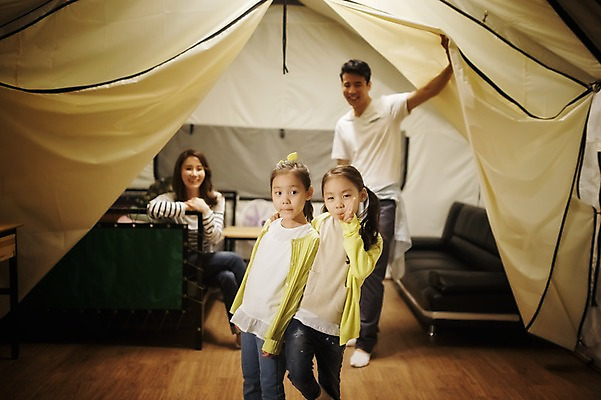 포토 JPG 전신 라이프스타일 여자 남자 어린이 가족 모션 엄마 한국 텐트 서기 미소 사람 앉기 동양인 소녀 여러명 상반신 성인 야외 30대 소파 화목 캠핑 한국인 가족라이프 아빠 야간 쌍둥이 캠핑장 즐거움 자매 강원도 양양군 국내포토 자연요소 감정 아시아 다수 컨셉 의자 관계 레저 표정 캠핑도구 인종 생활 장년 파일형식