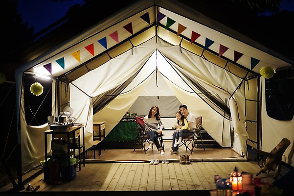 포토 JPG 전신 라이프스타일 여자 남자 어린이 의자 가족 모션 엄마 한국 텐트 미소 사람 앉기 동양인 소녀 성인 야외 앞모습 세명 30대 화목 캠핑 한국인 가족라이프 아빠 야간 캠핑장 즐거움 강원도 양양군 국내포토 자연요소 감정 아시아 뷰포인트 가구 컨셉 관계 레저 표정 캠핑도구 인종 생활 장년 파일형식