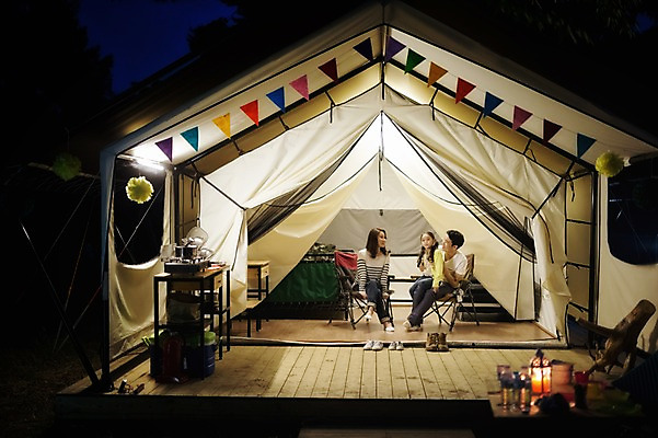 포토 JPG 전신 라이프스타일 여자 남자 어린이 의자 가족 모션 엄마 한국 텐트 사람 앉기 동양인 소녀 성인 야외 세명 30대 화목 캠핑 한국인 가족라이프 아빠 야간 캠핑장 즐거움 강원도 양양군 국내포토 자연요소 감정 아시아 가구 컨셉 관계 레저 캠핑도구 인종 생활 장년 파일형식