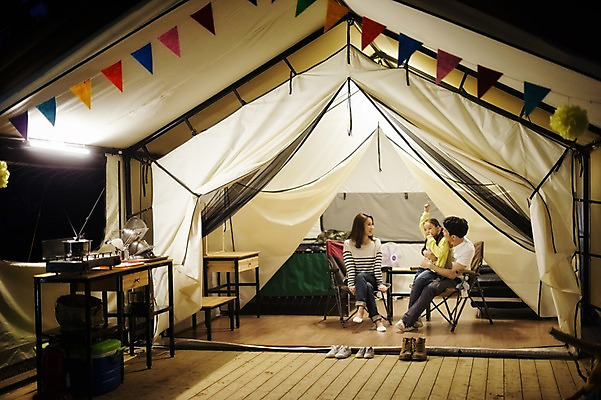 포토 JPG 전신 라이프스타일 여자 남자 어린이 가족 모션 엄마 한국 텐트 사람 앉기 동양인 손짓 소녀 성인 야외 앞모습 세명 30대 화목 캠핑 한국인 가족라이프 아빠 야간 캠핑장 즐거움 강원도 양양군 국내포토 자연요소 감정 아시아 뷰포인트 컨셉 관계 레저 캠핑도구 인종 생활 장년 파일형식