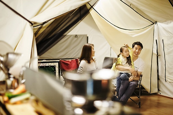 포토 JPG 전신 라이프스타일 여자 남자 어린이 가족 안기 모션 엄마 한국 텐트 미소 사람 앉기 동양인 소녀 성인 야외 세명 30대 화목 캠핑 한국인 가족라이프 아빠 야간 캠핑장 즐거움 강원도 양양군 국내포토 자연요소 감정 아시아 컨셉 관계 레저 표정 캠핑도구 인종 생활 장년 파일형식