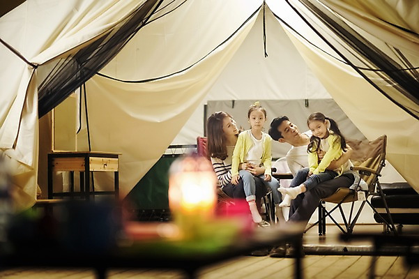 포토 JPG 전신 라이프스타일 여자 남자 어린이 가족 안기 모션 엄마 한국 텐트 미소 사람 앉기 동양인 소녀 여러명 성인 야외 앞모습 30대 화목 캠핑 한국인 가족라이프 아빠 야간 쌍둥이 캠핑장 즐거움 자매 강원도 양양군 국내포토 자연요소 감정 아시아 뷰포인트 다수 컨셉 관계 레저 표정 캠핑도구 인종 생활 장년 파일형식