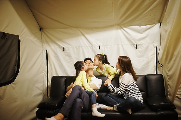 포토 JPG 전신 라이프스타일 여자 남자 어린이 가족 모션 엄마 키스 한국 텐트 사람 앉기 동양인 소녀 여러명 성인 야외 앞모습 30대 소파 화목 캠핑 한국인 가족라이프 아빠 야간 쌍둥이 캠핑장 즐거움 자매 강원도 양양군 국내포토 자연요소 감정 아시아 뷰포인트 다수 컨셉 의자 관계 레저 캠핑도구 인종 생활 장년 애정표현 파일형식