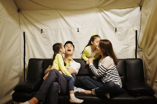 포토 JPG 전신 라이프스타일 여자 남자 어린이 가족 모션 엄마 한국 텐트 사람 앉기 동양인 소녀 여러명 성인 야외 앞모습 30대 소파 화목 캠핑 한국인 가족라이프 아빠 야간 쌍둥이 캠핑장 즐거움 자매 강원도 양양군 국내포토 자연요소 감정 아시아 뷰포인트 다수 컨셉 의자 관계 레저 캠핑도구 인종 생활 장년 파일형식