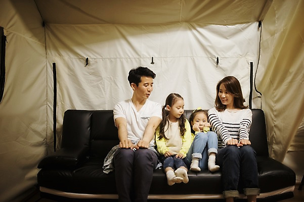 포토 JPG 전신 라이프스타일 여자 남자 어린이 가족 모션 엄마 한국 텐트 미소 사람 앉기 동양인 소녀 여러명 성인 야외 앞모습 30대 소파 캠핑 한국인 가족라이프 아빠 야간 쌍둥이 캠핑장 자매 강원도 양양군 국내포토 자연요소 아시아 뷰포인트 다수 의자 관계 레저 표정 캠핑도구 인종 생활 장년 파일형식