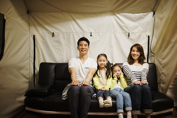 포토 JPG 전신 라이프스타일 여자 남자 어린이 가족 모션 엄마 한국 텐트 미소 사람 앉기 동양인 소녀 여러명 성인 야외 앞모습 30대 소파 캠핑 한국인 가족라이프 아빠 야간 쌍둥이 캠핑장 자매 강원도 양양군 국내포토 자연요소 아시아 뷰포인트 다수 의자 관계 레저 표정 캠핑도구 인종 생활 장년 파일형식