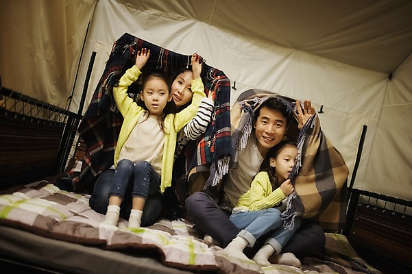 포토 JPG 전신 라이프스타일 여자 남자 어린이 장난 가족 모션 엄마 한국 텐트 미소 들기 사람 앉기 동양인 소녀 여러명 성인 야외 앞모습 30대 화목 캠핑 한국인 침대 가족라이프 아빠 쓰는 야간 담요 쌍둥이 캠핑장 즐거움 자매 강원도 양양군 국내포토 자연요소 감정 아시아 뷰포인트 가구 다수 컨셉 관계 레저 표정 캠핑도구 인종 생활 장년 파일형식