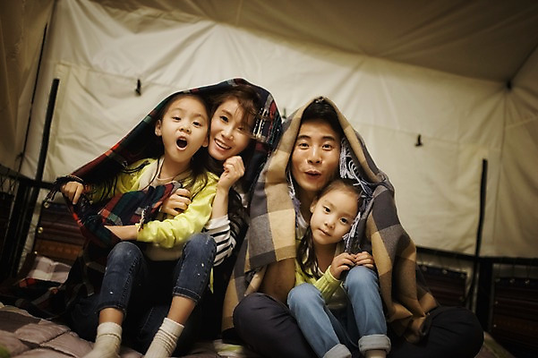 포토 JPG 전신 라이프스타일 여자 남자 어린이 장난 가족 모션 엄마 한국 텐트 미소 들기 사람 앉기 동양인 소녀 여러명 성인 야외 앞모습 30대 화목 캠핑 한국인 침대 가족라이프 아빠 쓰는 야간 담요 쌍둥이 캠핑장 즐거움 자매 강원도 양양군 국내포토 자연요소 감정 아시아 뷰포인트 가구 다수 컨셉 관계 레저 표정 캠핑도구 인종 생활 장년 파일형식