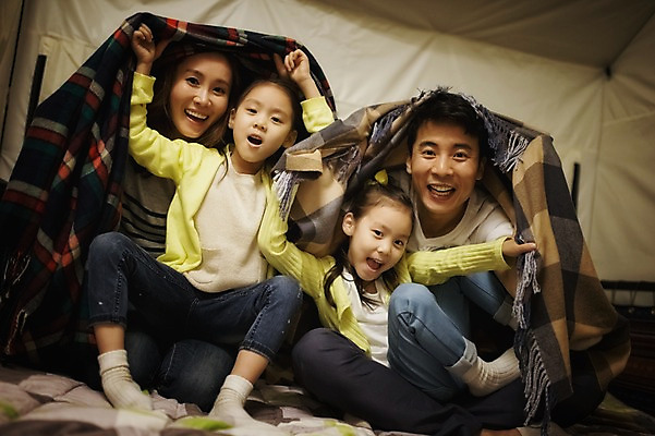 포토 JPG 전신 라이프스타일 여자 남자 어린이 장난 가족 모션 엄마 한국 텐트 미소 들기 사람 앉기 동양인 소녀 여러명 성인 야외 앞모습 30대 화목 캠핑 한국인 침대 가족라이프 아빠 쓰는 야간 담요 쌍둥이 캠핑장 즐거움 자매 강원도 양양군 국내포토 자연요소 감정 아시아 뷰포인트 가구 다수 컨셉 관계 레저 표정 캠핑도구 인종 생활 장년 파일형식