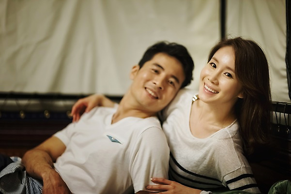 포토 JPG 라이프스타일 부부 여자 남자 행복 여유 모션 한국 함께함 사랑 미소 사람 동양인 상반신 성인 야외 두명 앞모습 30대 소파 눕기 다정 캠핑 한국인 야간 캠핑장 강원도 양양군 부부라이프 장년만 성인만 국내포토 자연요소 커플 감정 아시아 뷰포인트 컨셉 의자 레저 표정 인종 생활 장년 파일형식