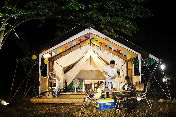 포토 JPG 전신 라이프스타일 여자 남자 어린이 음식 의자 가족 모션 엄마 한국 함께함 텐트 서기 사람 앉기 동양인 소녀 여러명 성인 야외 앞모습 30대 식사 화목 다정 캠핑 한국인 가족라이프 아빠 야간 저녁 먹기 쌍둥이 캠핑장 즐거움 자매 강원도 양양군 국내포토 자연요소 감정 아시아 뷰포인트 가구 다수 컨셉 관계 레저 캠핑도구 인종 생활 장년 파일형식