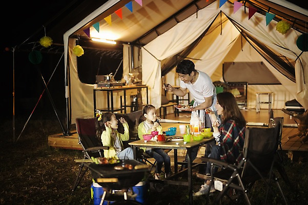 포토 JPG 전신 라이프스타일 여자 남자 어린이 음식 의자 가족 모션 엄마 한국 함께함 텐트 서기 사람 앉기 동양인 소녀 여러명 성인 야외 앞모습 30대 식사 화목 다정 캠핑 한국인 가족라이프 아빠 야간 저녁 먹기 쌍둥이 캠핑장 즐거움 자매 강원도 양양군 국내포토 자연요소 감정 아시아 뷰포인트 가구 다수 컨셉 관계 레저 캠핑도구 인종 생활 장년 파일형식