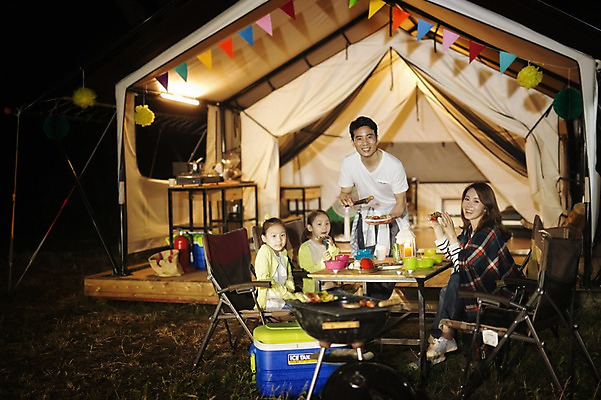 포토 JPG 전신 라이프스타일 여자 남자 어린이 음식 의자 가족 모션 엄마 한국 함께함 텐트 서기 사람 앉기 동양인 소녀 여러명 성인 야외 앞모습 30대 식사 화목 다정 캠핑 한국인 가족라이프 아빠 야간 저녁 먹기 쌍둥이 캠핑장 즐거움 자매 강원도 양양군 국내포토 자연요소 감정 아시아 뷰포인트 가구 다수 컨셉 관계 레저 캠핑도구 인종 생활 장년 파일형식