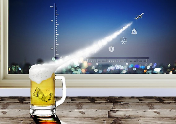 PSD 편집이미지 야경 비행기 생맥주 실내 사람없음 거품 성장 비행 변화 연기 상승 맥주잔 이륙 이미지편집 컨셉 술잔 항공교통 대중교통 맥주 내부 야간 파일형식 풍경_경치