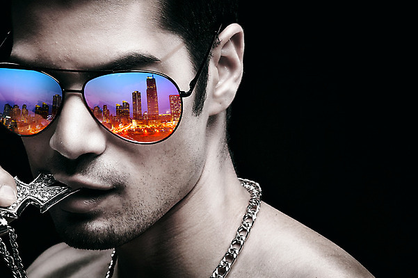 JPG 외국인 편집이미지 남자 안경 목걸이 흑백 한명 사람 빌딩 성인 선글라스 반사 3D 꿈 도시 디지털합성 과거 디지털아트 남자만 남자한명만 성인남자만 성인만 편집실사 편집3D 1 잡화 컨셉 장신구 촬영기법 인종 건물 CG 파일형식