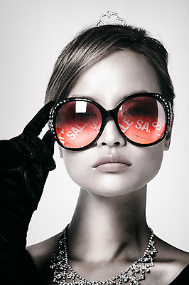 JPG 서양인 외국인 편집이미지 여자 안경 장갑 목걸이 흑백 한명 사람 성인 선글라스 반사 3D 세일 꿈 오드리헵번 디지털합성 티아라 과거 디지털아트 여자만 여자한명만 성인여자만 성인만 편집실사 편집3D 1 잡화 컨셉 장신구 왕관 촬영기법 인종 배우 CG 파일형식