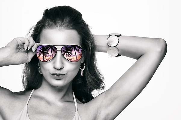 JPG 서양인 외국인 식물 편집이미지 여자 안경 팔찌 휴가 흑백 한명 사람 성인 선글라스 야자수 반사 3D 귀걸이 꿈 디지털합성 휴양지 과거 디지털아트 여자만 여자한명만 성인여자만 성인만 편집실사 편집3D 나무 1 잡화 컨셉 장신구 촬영기법 인종 장소 CG 파일형식