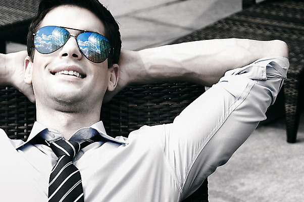 JPG 서양인 외국인 편집이미지 남자 안경 하늘 흑백 한명 사람 성인 건물 선글라스 눕기 반사 3D 꿈 디지털합성 선베드 과거 디지털아트 남자만 남자한명만 성인남자만 성인만 편집실사 편집3D 1 건축물 잡화 컨셉 의자 모션 촬영기법 인종 CG 파일형식