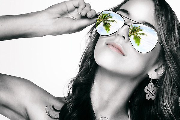 JPG 서양인 외국인 편집이미지 여자 안경 휴가 흑백 한명 사람 성인 선글라스 야자수 반사 3D 꿈 디지털합성 휴양지 과거 디지털아트 여자만 여자한명만 성인여자만 성인만 편집실사 편집3D 나무 1 잡화 컨셉 촬영기법 인종 장소 CG 파일형식