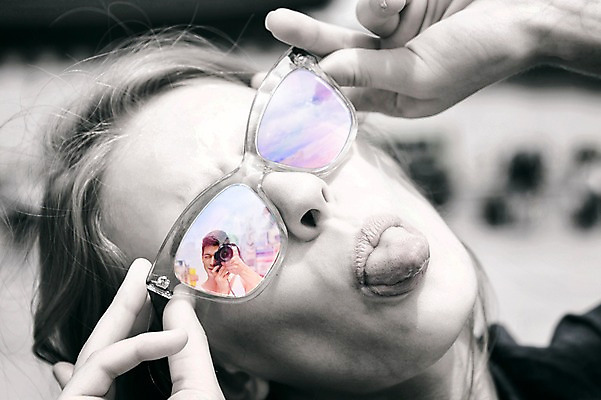 JPG 서양인 외국인 편집이미지 여자 남자 안경 여행 흑백 사람 성인 두명 선글라스 반사 3D 카메라 사진촬영 꿈 디지털합성 과거 메롱 디지털아트 성인만 편집실사 편집3D 잡화 컨셉 모션 촬영기법 인종 전자제품 촬영 CG 파일형식