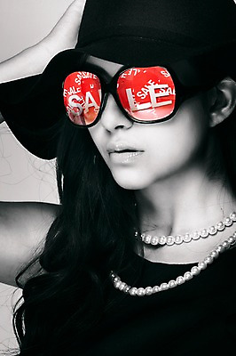 JPG 편집이미지 모자 여자 안경 목걸이 흑백 한명 사람 성인 선글라스 반사 3D 세일 꿈 디지털합성 과거 디지털아트 여자만 여자한명만 성인여자만 성인만 편집실사 편집3D 1 잡화 컨셉 장신구 촬영기법 CG 파일형식