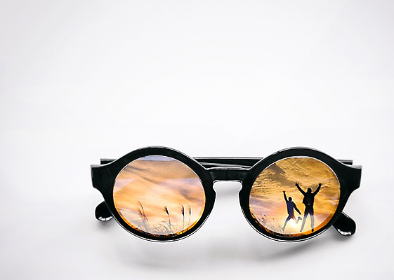 JPG 편집이미지 남자 안경 사람 성인 두명 선글라스 반사 3D 노을 점프 꿈 디지털합성 억새 과거 디지털아트 남자만 성인남자만 성인만 편집실사 편집3D 자연요소 식물 잡화 컨셉 모션 CG 파일형식