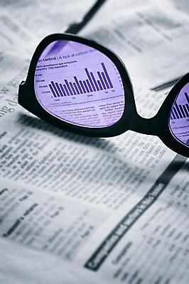 JPG 편집이미지 안경 그래프 사람없음 경제 선글라스 반사 3D 꿈 신문 디지털합성 과거 증시 디지털아트 편집실사 편집3D 잡화 컨셉 간행물 뉴스 CG 파일형식