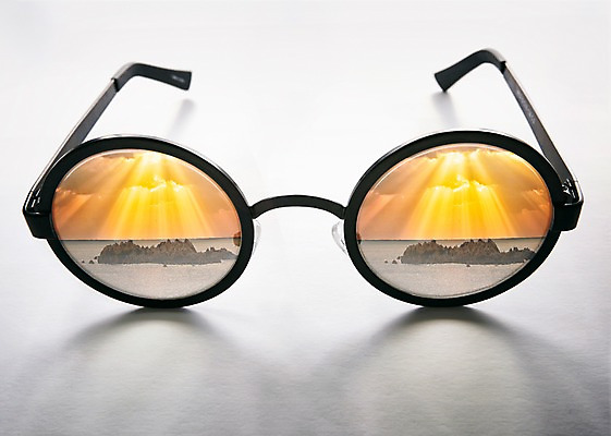 JPG 편집이미지 안경 바다 사람없음 선글라스 반사 3D 일몰 꿈 돌_바위 바위 디지털합성 과거 디지털아트 편집실사 편집3D 잡화 컨셉 노을 CG 파일형식