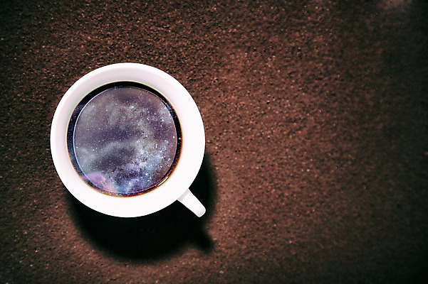 JPG 편집이미지 커피 사람없음 반사 3D 우주 꿈 커피잔 찻잔 디지털합성 과거 디지털아트 편집실사 편집3D 음료 컨셉 잔 CG 파일형식