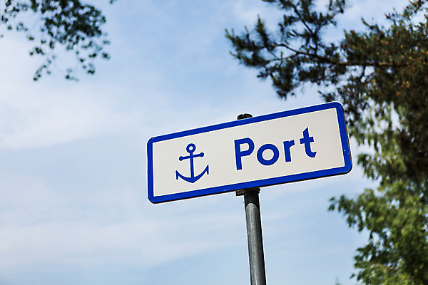 포토 JPG 주간 해외풍경 유럽 풍경 사람없음 야외 아웃포커스 항구 표지판 키_배핸들 동유럽 폴란드 바르샤바 국내포토 자연요소 해외 나라 교통시설 알림판 촬영기법 핸들 파일형식