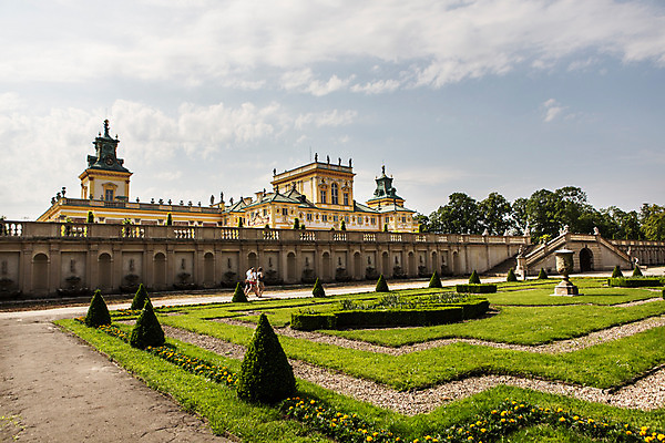 포토 JPG 주간 해외풍경 유럽 사람 풍경 야외 세명 여행객 정원 궁전 동유럽 폴란드 바르샤바 빌라노우궁전 국내포토 자연요소 해외 나라 고건축 파일형식